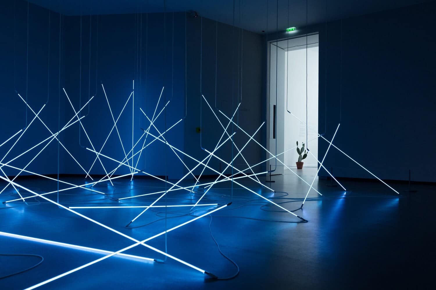Abstrakte Lichtinstallation mit weißen Neon-Stäben – kreative Bildsprache für innovative Digitalagentur