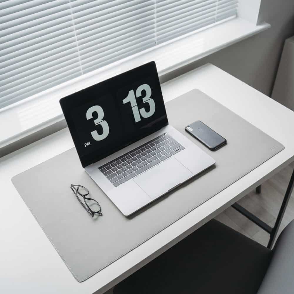 Minimalistischer Arbeitsplatz mit MacBook – professionelles Webdesign und digitale Betreuung aus Paderborn