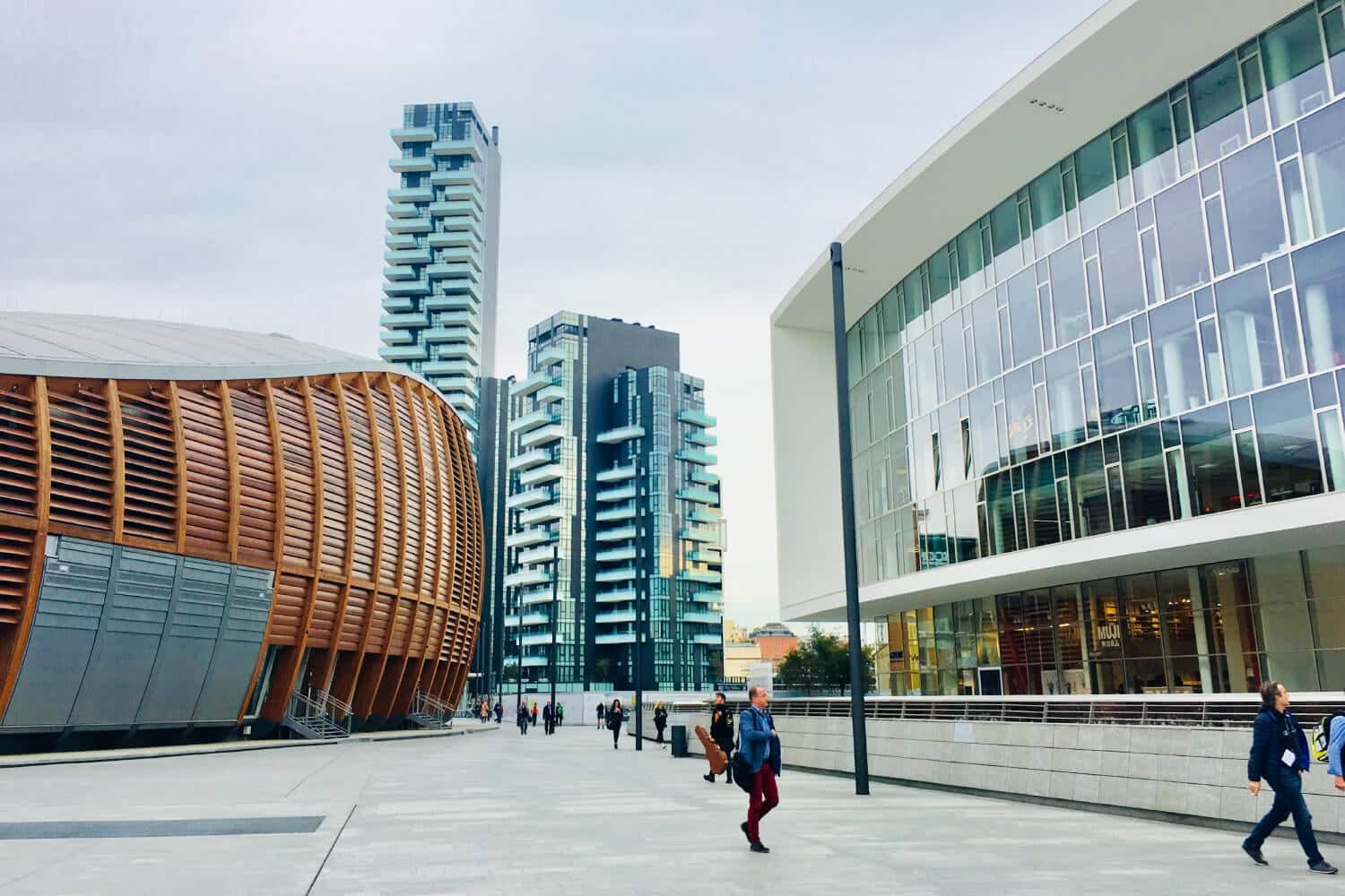 Moderne Stadtarchitektur mit Hochhäusern als Symbol für digitales Wachstum und Unternehmenspräsenz