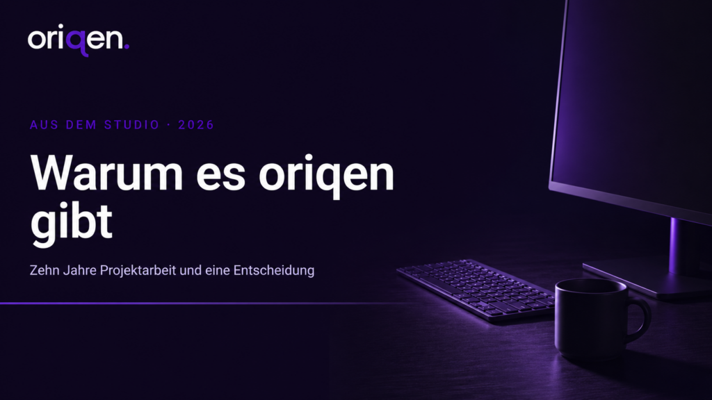 Beitragsbild der Rubrik Aus dem Studio auf oriqen.de mit dem Titel „Warum es oriqen gibt" und dem Untertitel „Zehn Jahre Projektarbeit und eine Entscheidung", oriqen Logo in Weiß und Violett, dunkle Schreibtisch-Szene mit Monitor, Tastatur und Kaffeetasse im violetten Licht, Digital Studio Paderborn