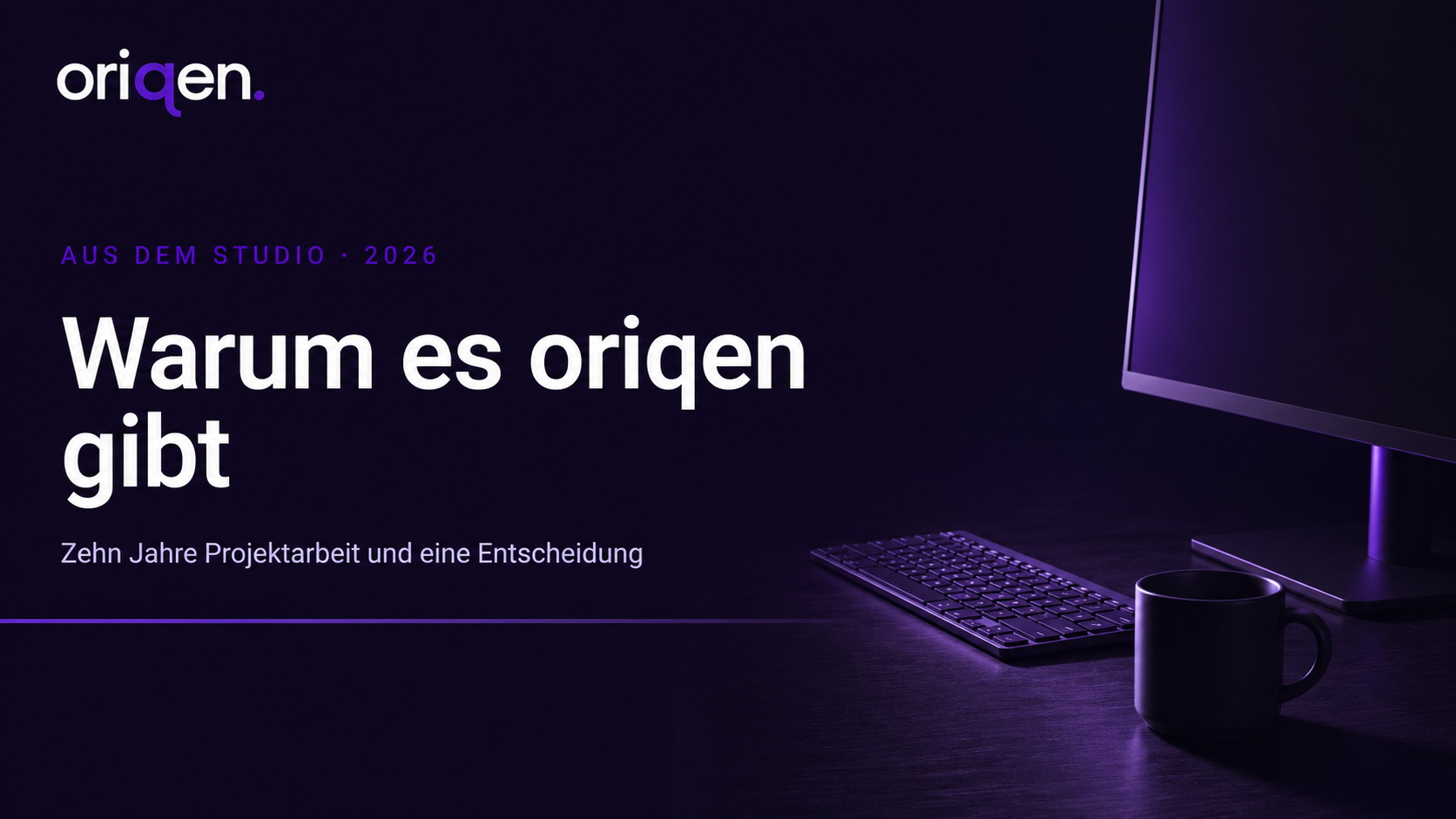 Beitragsbild der Rubrik Aus dem Studio auf oriqen.de mit dem Titel „Warum es oriqen gibt" und dem Untertitel „Zehn Jahre Projektarbeit und eine Entscheidung", oriqen Logo in Weiß und Violett, dunkle Schreibtisch-Szene mit Monitor, Tastatur und Kaffeetasse im violetten Licht, Digital Studio Paderborn